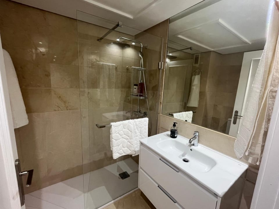 Heart of Puerto Banus newly renavated Free parking , WIFi ,Pool,Gym,Padel court Apartment in Marbella