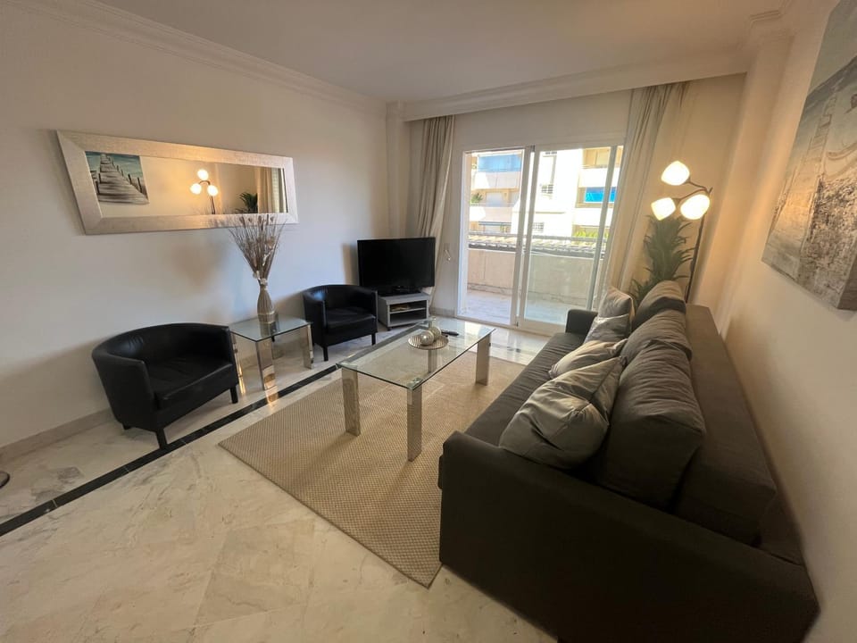 Heart of Puerto Banus newly renavated Free parking , WIFi ,Pool,Gym,Padel court Apartment in Marbella
