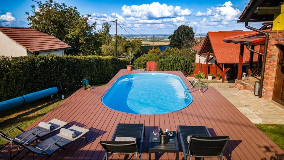 Villa Lipica - kuća s 3 spavaće sobe, saunom, grijanim bazenom u prekrasnom vinogradu Villa in Hungary