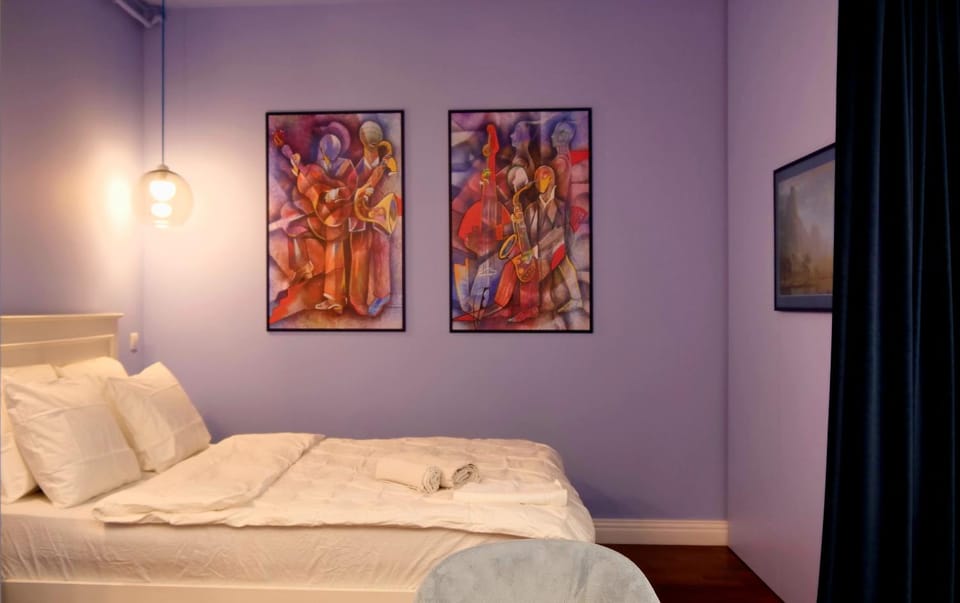 Bed, TV and multimedia, Decorative detail, Bedroom