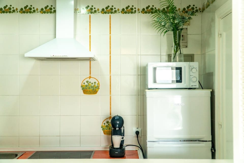 Kitchen or kitchenette, minibar, kitchen