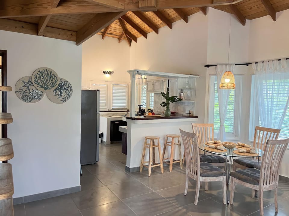 Kitchen or kitchenette, Dining area