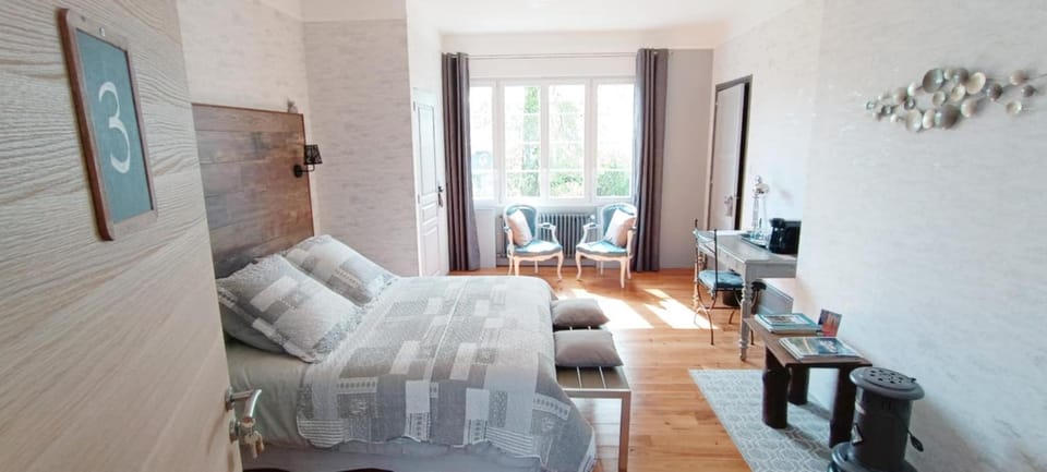 Bed, Coffee/tea facilities, Photo of the whole room, Seating area, Bedroom, Garden view