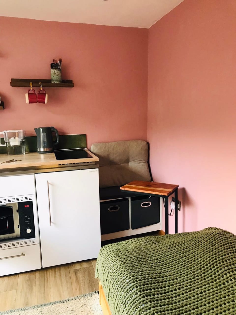 Kitchen or kitchenette, Seating area, stove