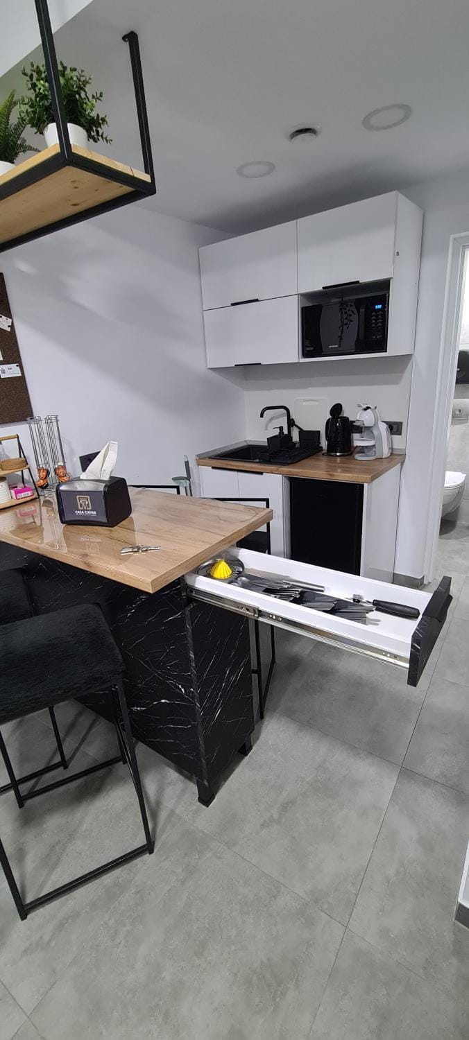 Kitchen or kitchenette, Dining area