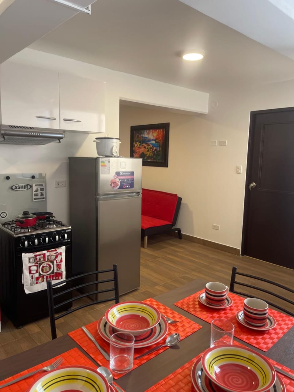 Kitchen or kitchenette, Dining area