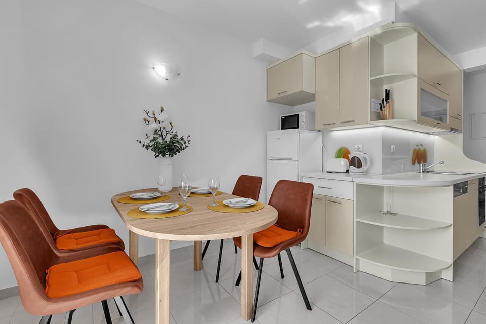 Dining area, kitchen