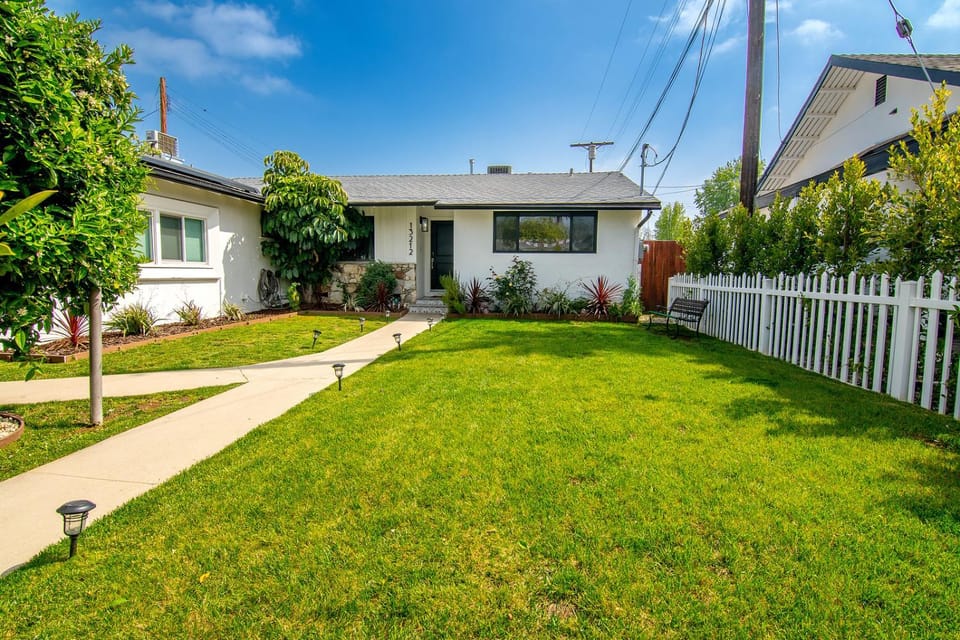 Beautiful Large Home + Pool Villa in North Hollywood