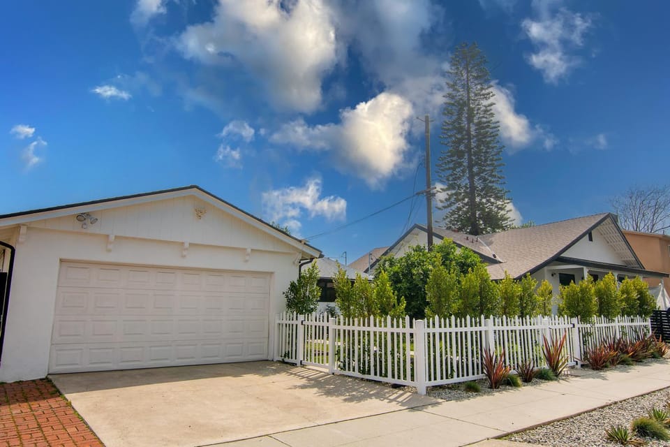 Beautiful Large Home + Pool Villa in North Hollywood