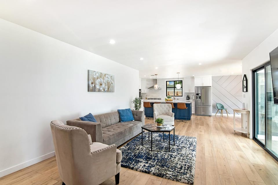 Beautiful Large Home + Pool Villa in North Hollywood