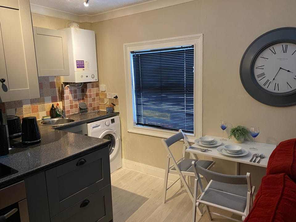 Kitchen or kitchenette, Living room, Seating area, Dining area, stove, washing machine