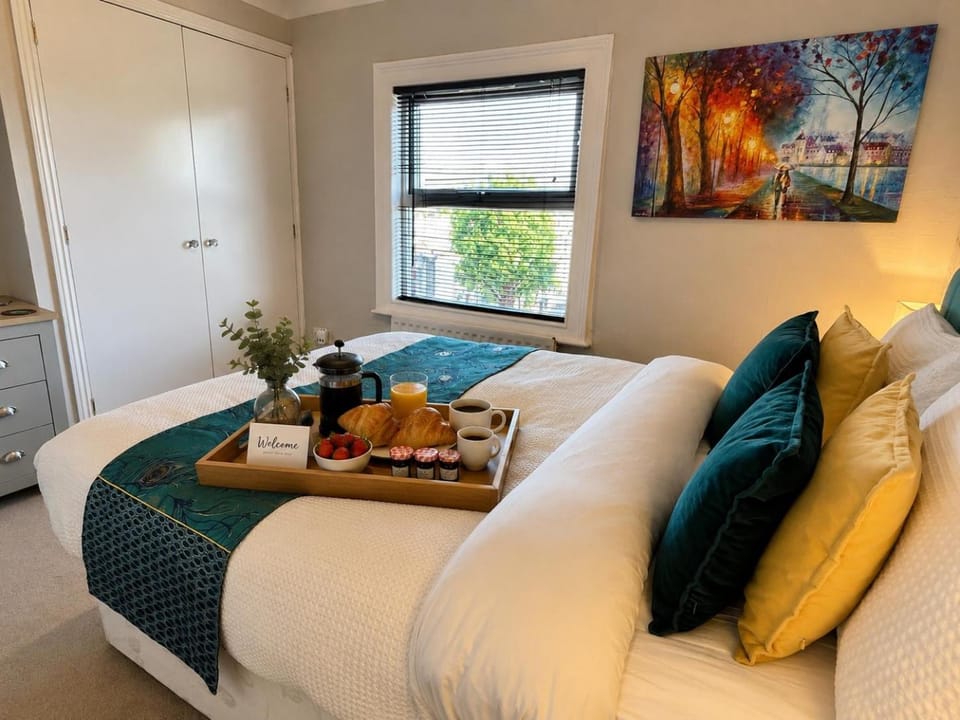 2 Bed Apartment Sleeps 6 Free Van Parking Walk To Weatherspoons Apartment in Bedford