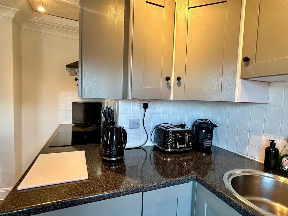 2 Bed Apartment Sleeps 6 Free Van Parking Walk To Weatherspoons Apartment in Bedford