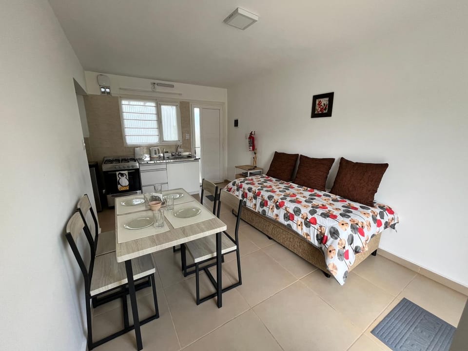Bed, Coffee/tea facilities, Kitchen or kitchenette, Living room, Photo of the whole room, Dining area