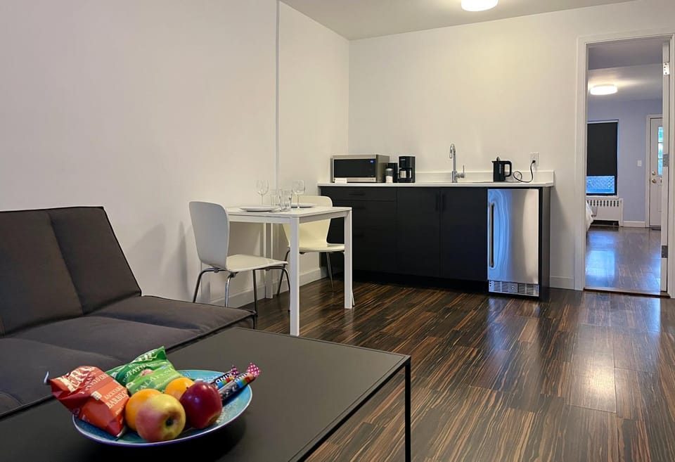 Coffee/tea facilities, Kitchen or kitchenette, Living room, Dining area, minibar
