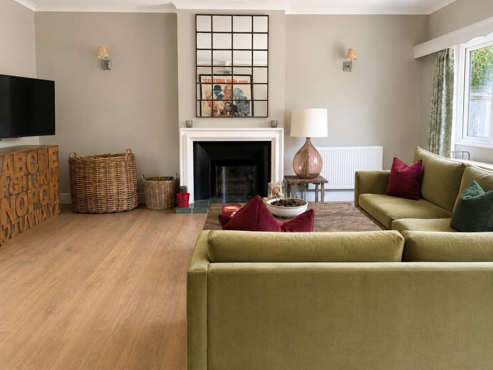 Spacious Country Cottage Sleeps 8, Air Con, Fire Pit & Dog Friendly close to Bath Apartment in England
