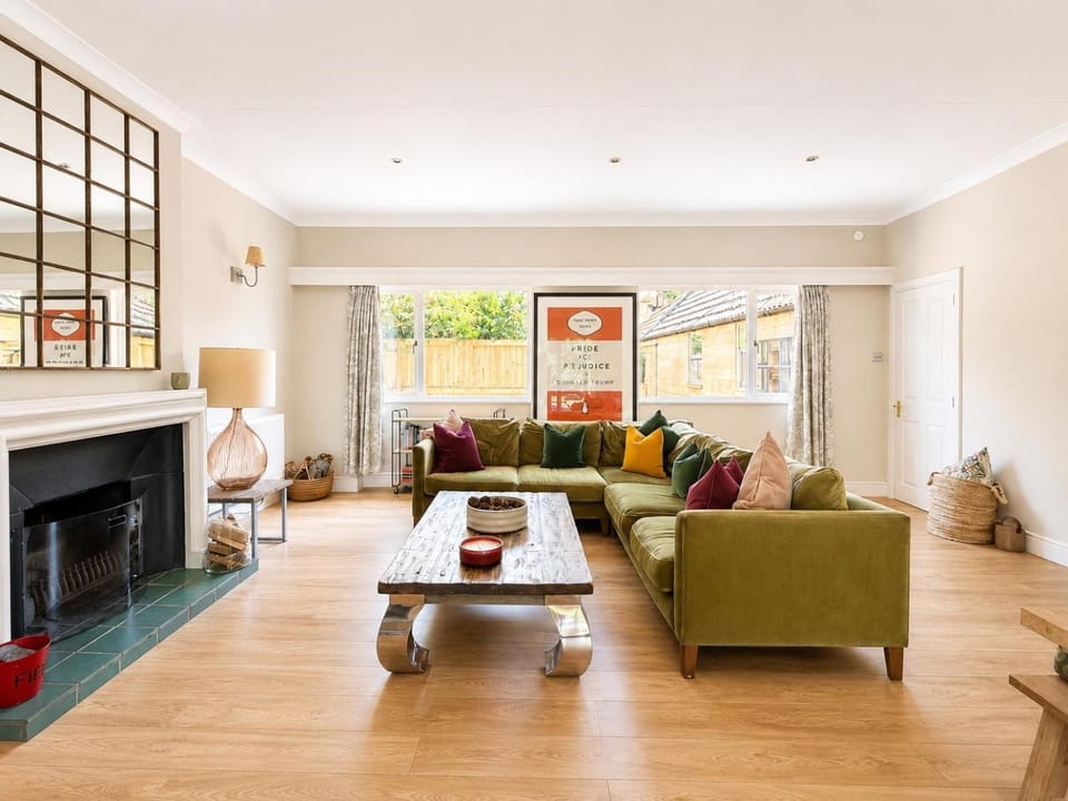 Spacious Country Cottage Sleeps 7, Air Con, Fire Pit & Dog Friendly close to Bath Apartment in England
