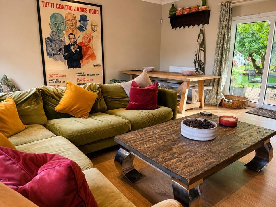 Spacious Country Cottage Sleeps 7, Air Con, Fire Pit & Dog Friendly close to Bath Apartment in England