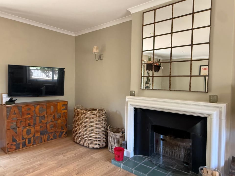 Spacious Country Cottage Sleeps 8, Air Con, Fire Pit & Dog Friendly close to Bath Apartment in England