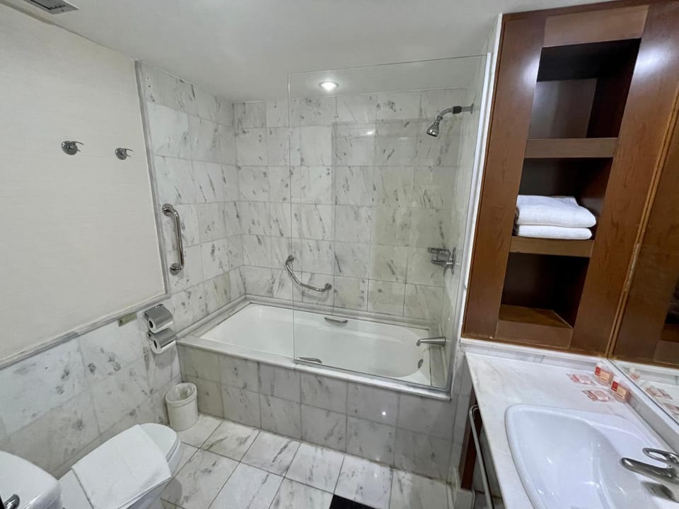 Shower, Bathroom, Bath, towels