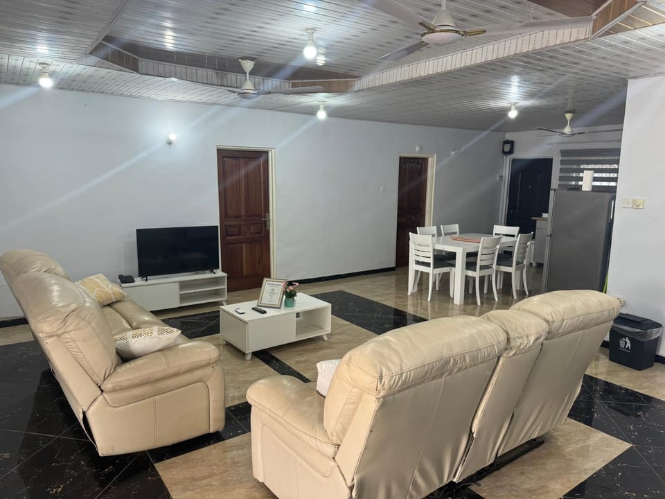 Communal lounge/ TV room, TV and multimedia, Living room, Dining area, Dinner