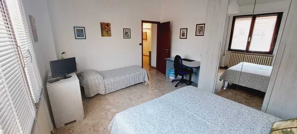 Bed, TV and multimedia, Photo of the whole room, Bedroom, wardrobe