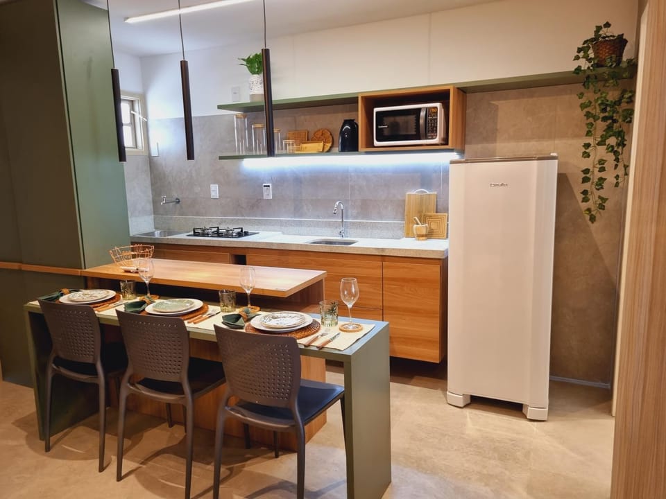 Kitchen or kitchenette, Dining area, minibar, stove