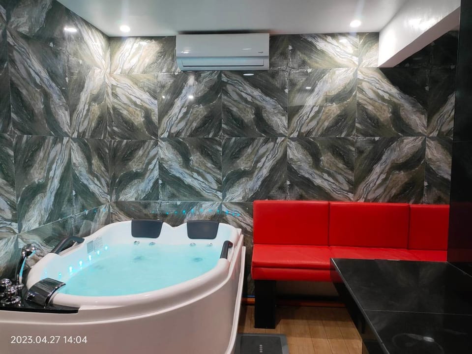 Hot Tub, Bath