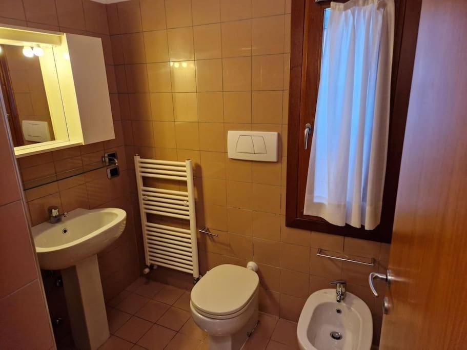 Shower, Toilet, Bathroom, bidet, towels