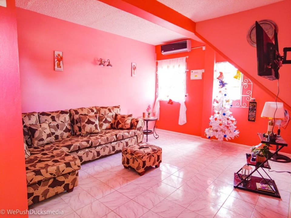Communal lounge/ TV room, TV and multimedia, Living room, Seating area, Evening entertainment, fireplace, air conditioner