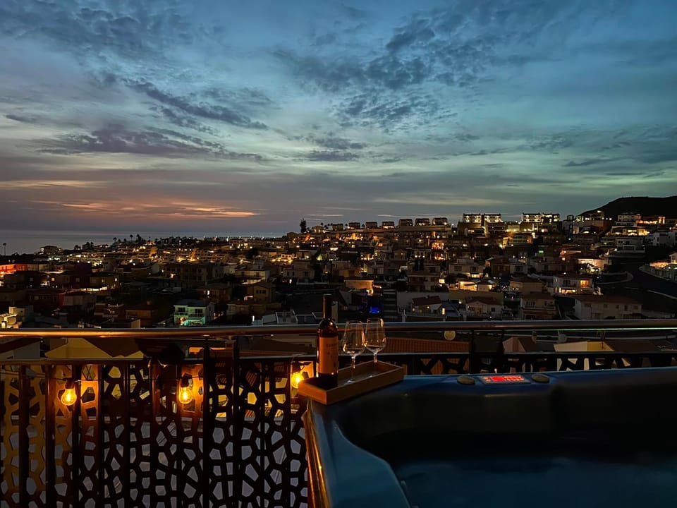 Calma Canaria Ocean Sunset Jacuzzi Wifi pool and bbq Apartment in Comarca Sur