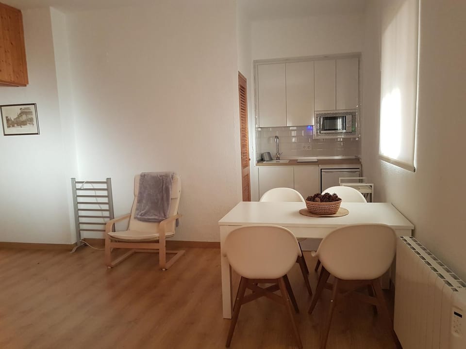 Kitchen or kitchenette, Dining area, minibar