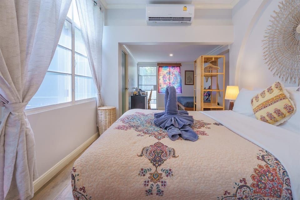 Bed, Living room, Photo of the whole room, Seating area, Bedroom, air conditioner