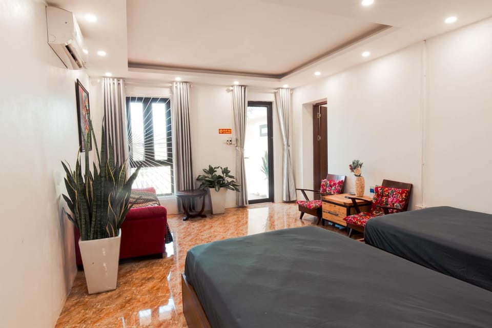 Bed, Photo of the whole room, Seating area, Bedroom