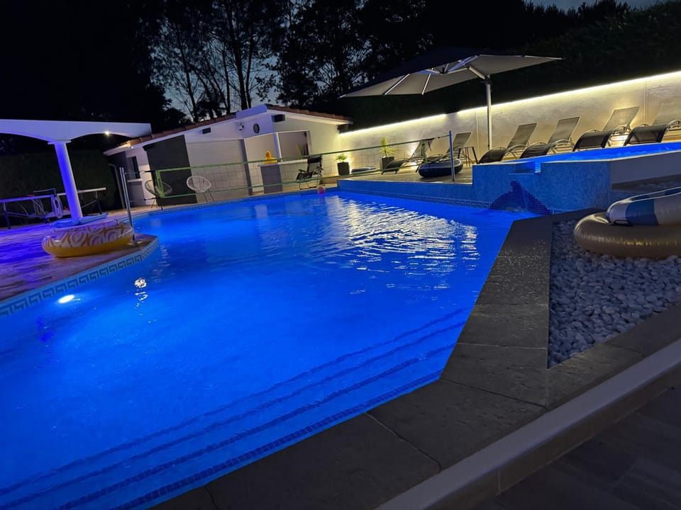 Villa Sany:10 Pers Maison 200m2 piscine , jacuzzi Villa in Nouvelle-Aquitaine