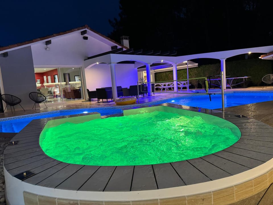 Villa Sany:10 Pers Maison 200m2 piscine , jacuzzi Villa in Nouvelle-Aquitaine