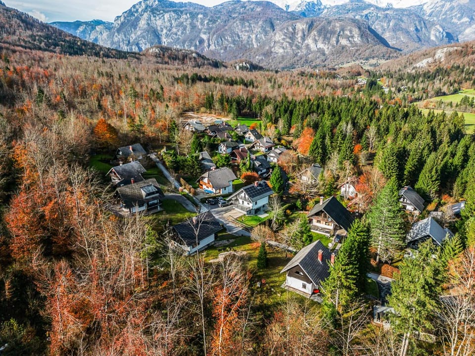 Property building, Day, Neighbourhood, Natural landscape, Bird's eye view, Mountain view