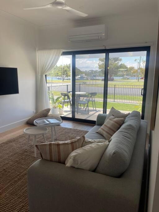Patio, Natural landscape, TV and multimedia, View (from property/room), Balcony/Terrace, Living room, Lake view