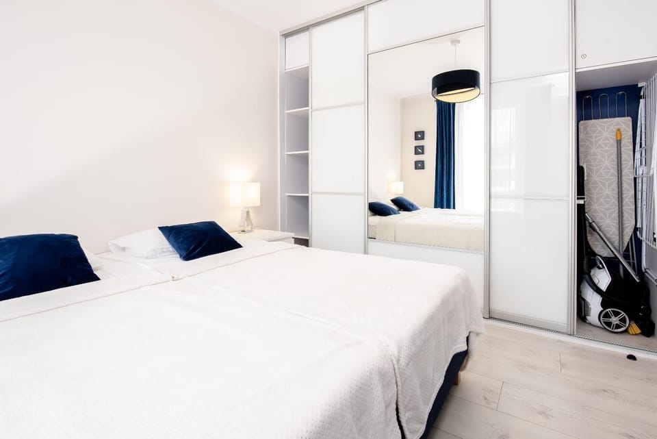 Bed, TV and multimedia, Photo of the whole room, Bedroom, wardrobe