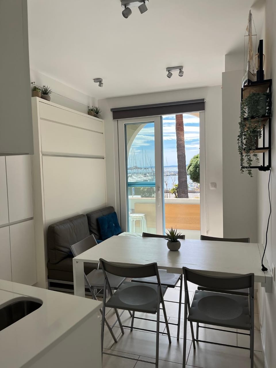 Seating area, Dining area