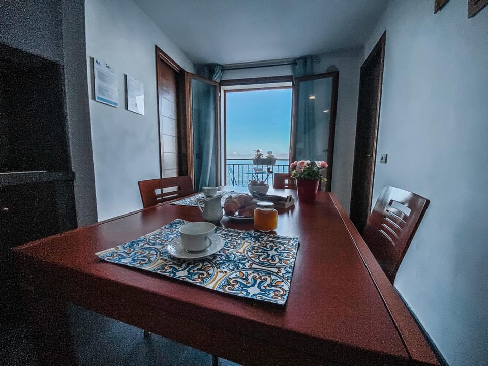 Coffee/tea facilities, Kitchen or kitchenette, Living room, Seating area, Dining area
