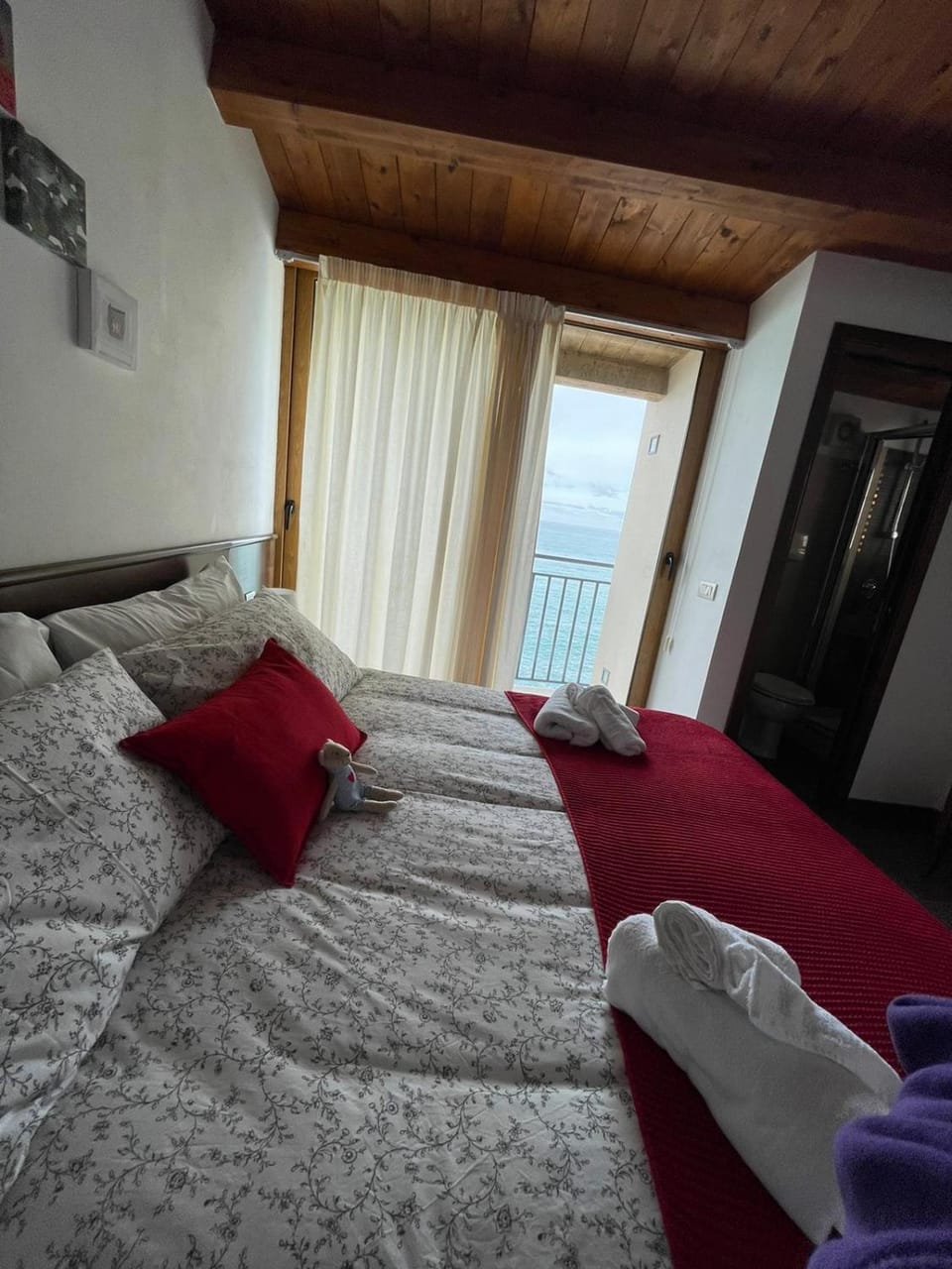 Bed, Photo of the whole room, Bedroom, towels