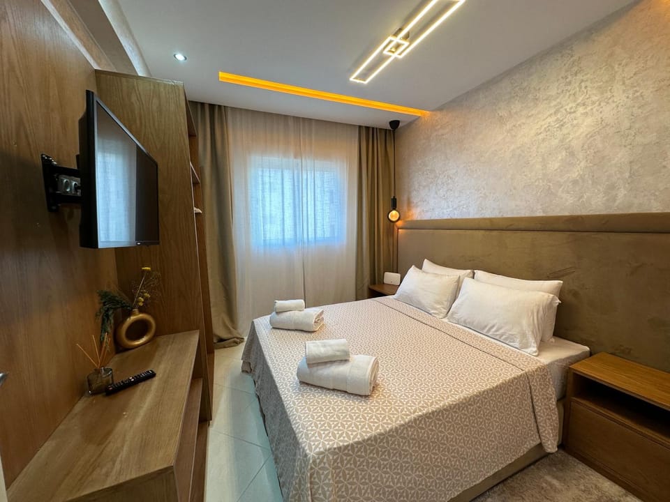 Bed, TV and multimedia, Photo of the whole room, Bedroom, towels