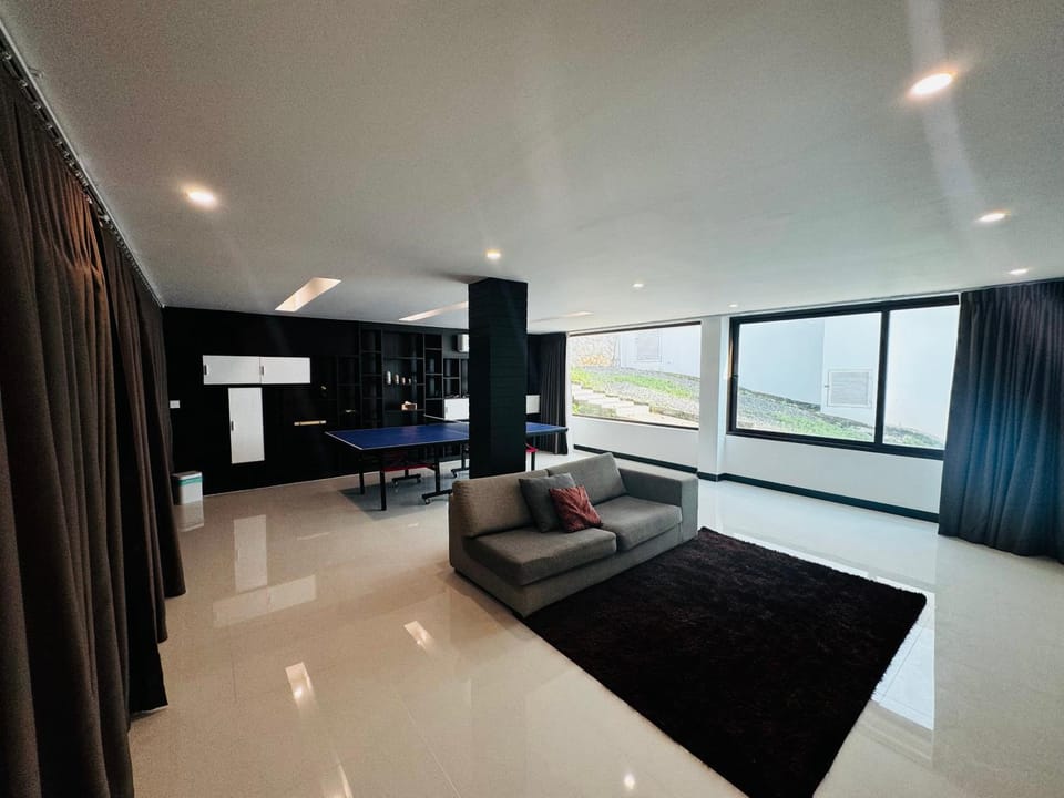 TV and multimedia, Living room, Seating area, Evening entertainment