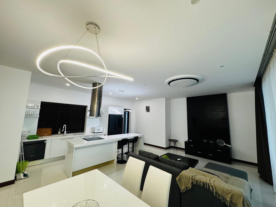 Kitchen or kitchenette, Living room, Dining area, minibar, oven, pet friendly, stove