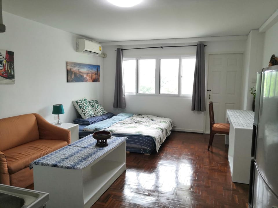 26 condo with pool opposite the train station, near old city and Nimman Apartment in Chiang Mai