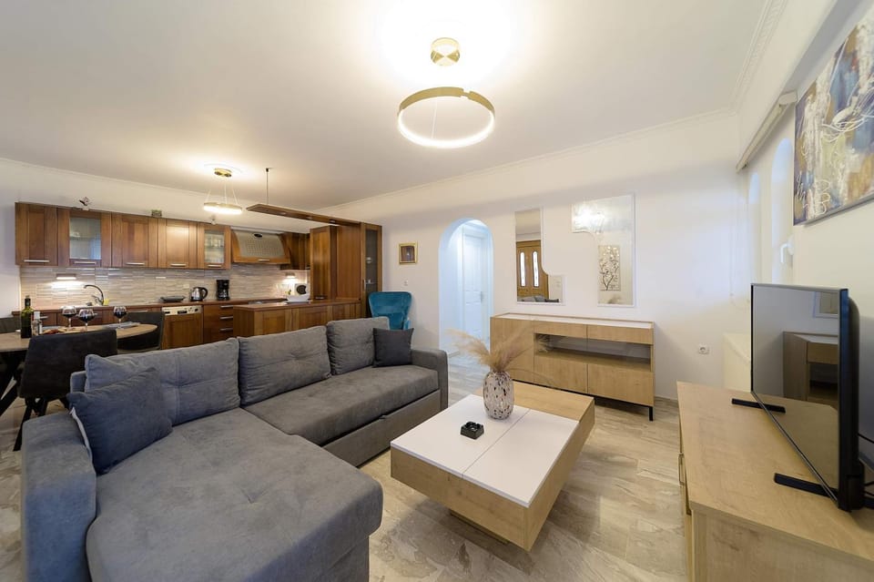 TV and multimedia, Kitchen or kitchenette, Living room, Seating area, Dining area