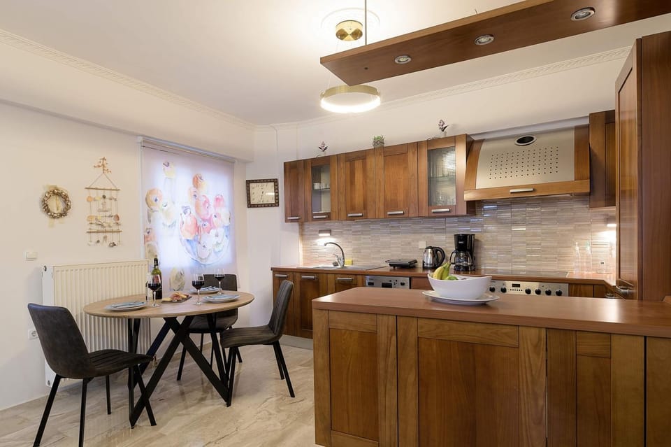 Kitchen or kitchenette, Dining area, minibar, pet friendly, stove