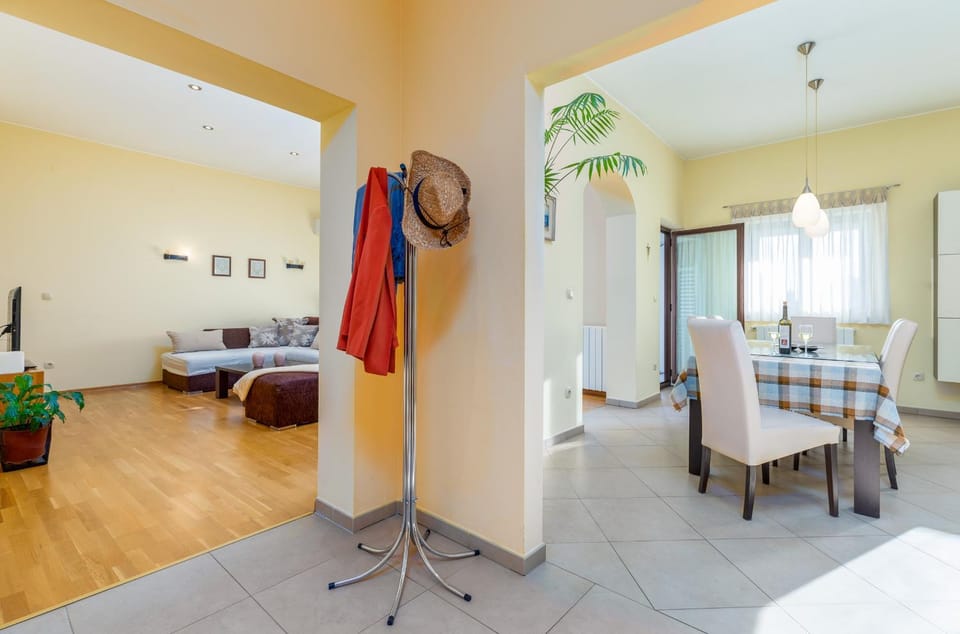 Living room, Photo of the whole room, Dining area, air conditioner