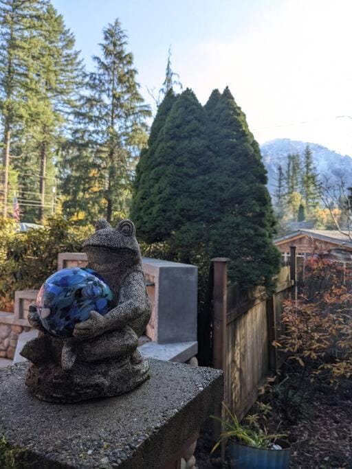 Little Bear's Bungalow; Log Cabin w/Mountain views Cabin in Washington